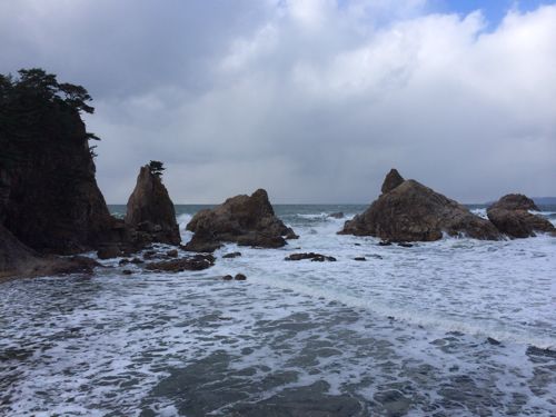 眼鏡岩と荒波
